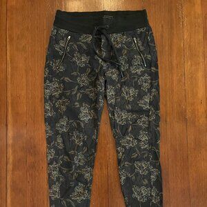 Athleta Trekkie North Printed Jogger - Size 8